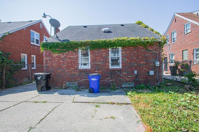 Building Photo - Spacious Three Bedroom home