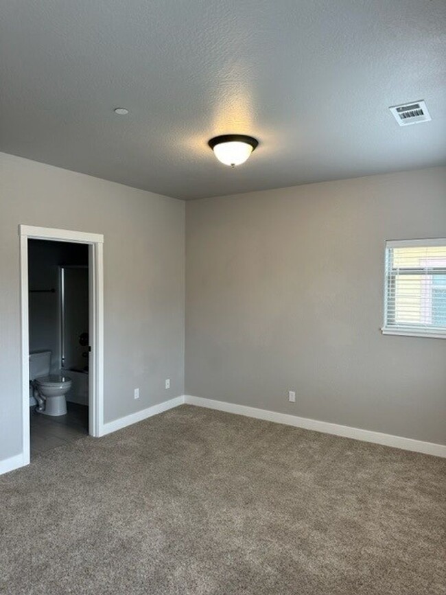 Building Photo - 2 Bedroom 2.5 Bath Townhome in desirable C...