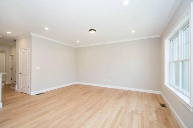 Building Photo - 3 bed 2.5 bath home available