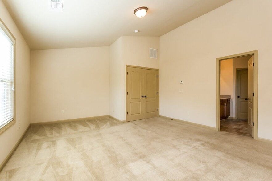 Building Photo - 3336 Montauk Hill Dr
