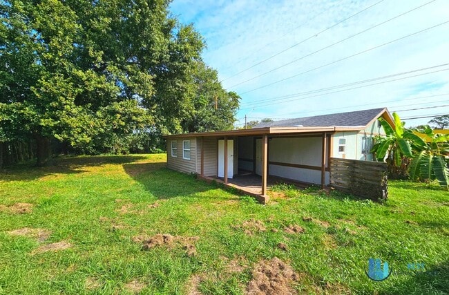 Building Photo - Rare flexible commercial space available for monthly lease on busy Combee Road