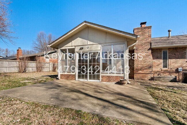 Building Photo - Beautiful Home in Springdale with Sunroom!