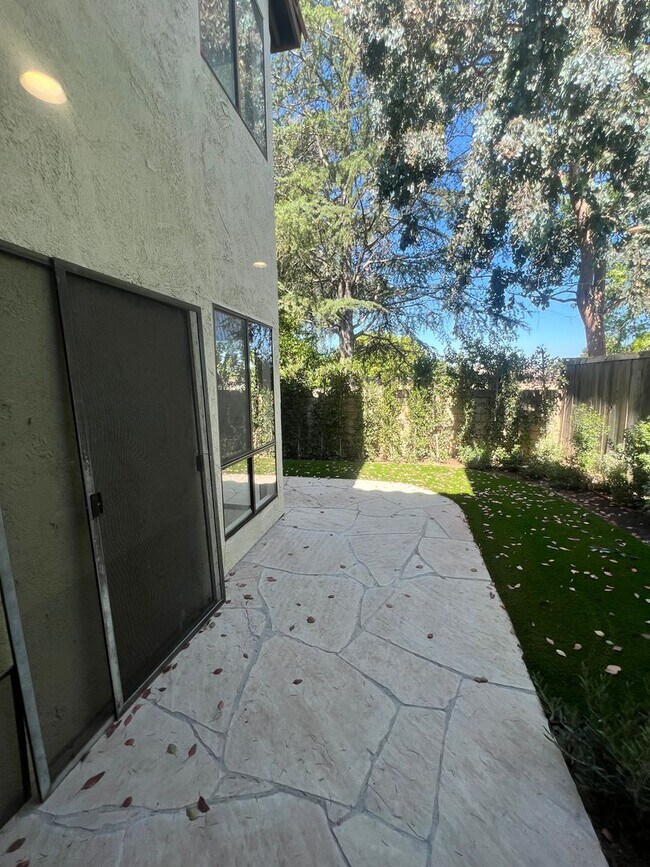 Building Photo - Thousand Oaks - 3 bedroom, 2.5 bath in the...