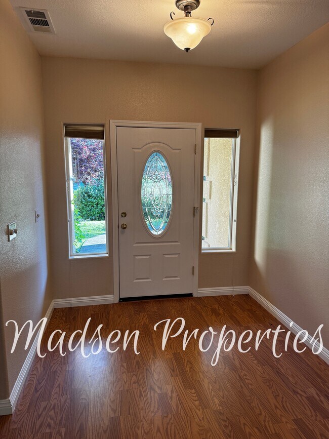 Building Photo - 121 Hart Ln