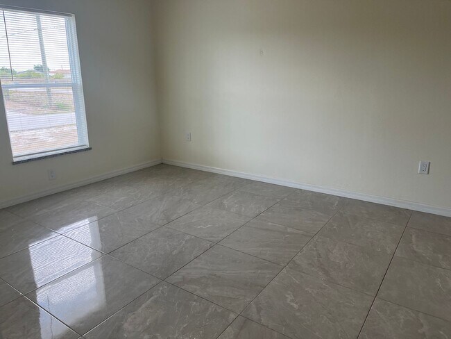 Building Photo - Available Now----3br 2ba Single Family hom...