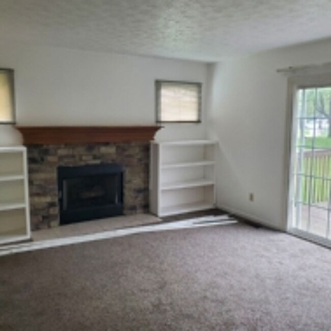 Building Photo - 2/3 Bed Room 1 ½ Townhouse for rent.