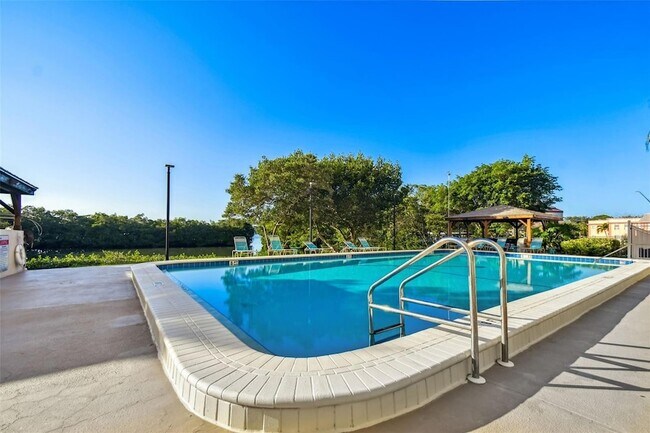 Building Photo - 7050 Sunset Dr S