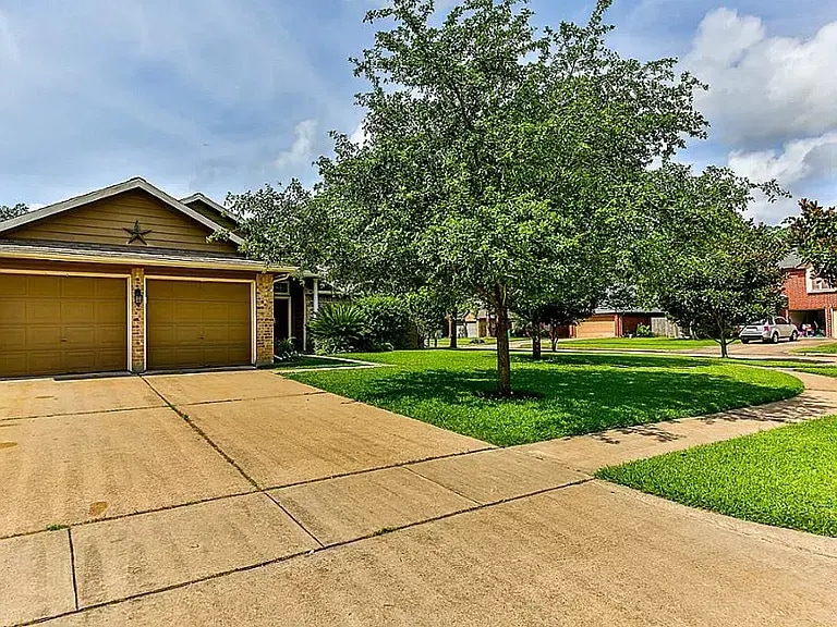 Building Photo - 2211 Dublin Dr