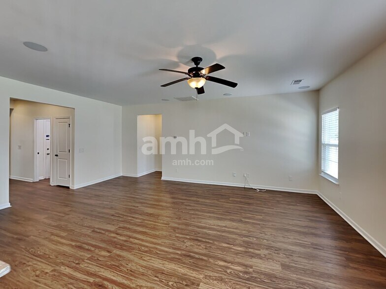 Building Photo - 2215 Ambergate Dr