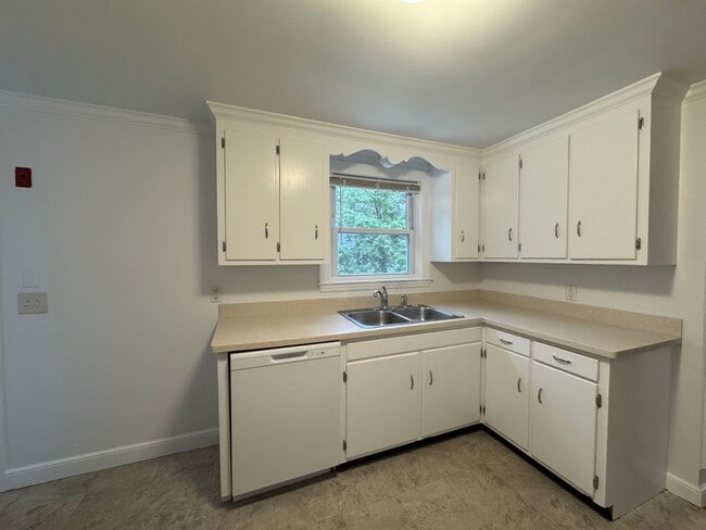 Building Photo - Pet-Ok | Charming Single-Family Ranch in Carlisle, MA | Avail 5/1