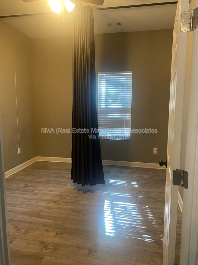 Building Photo - 609 N Hill St