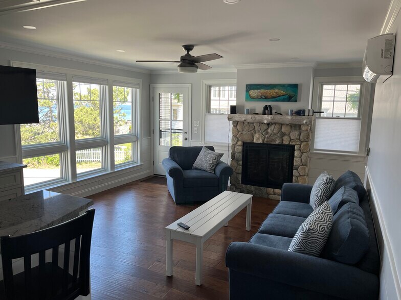 Building Photo - 2 1/2 Dumas Ave