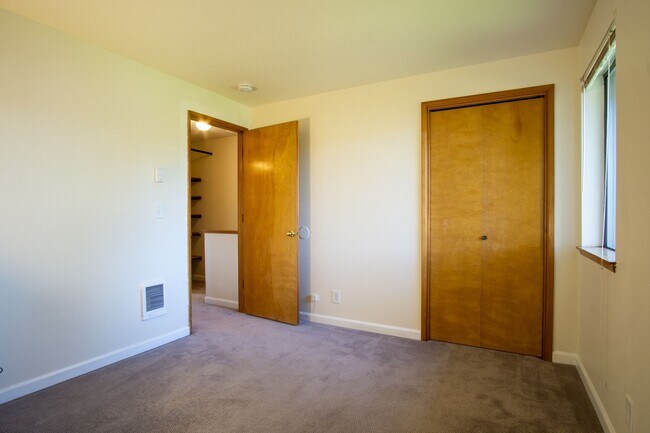 Building Photo - FREE RENT! Updated Townhouse w Garage, Patio, DW, WD + FIREPLACE!!