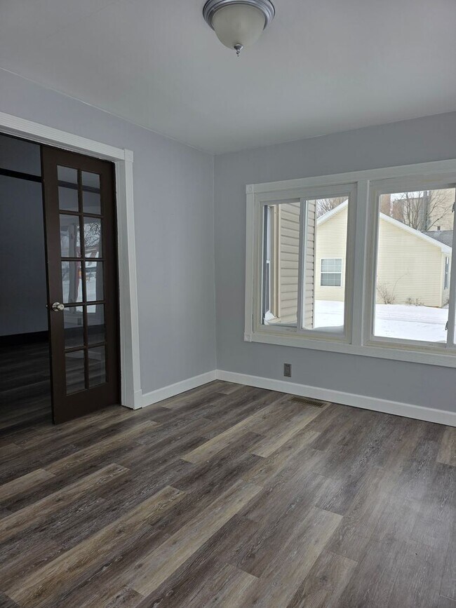 Building Photo - Small Town Home with Lots of Room