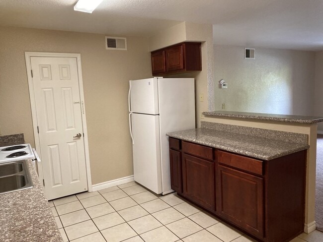 Building Photo - 3 Bedroom 2 bath condo located on second floor.