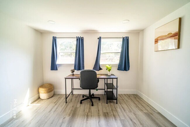 Building Photo - Experience Elevated Living in North Austin – Fully Furnished & Move-In Ready