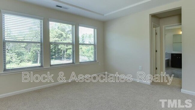Building Photo - 213 Begen St