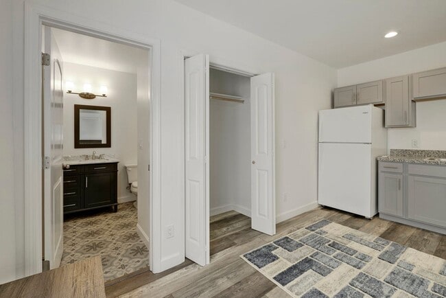 Building Photo - 550 Hathway Ave