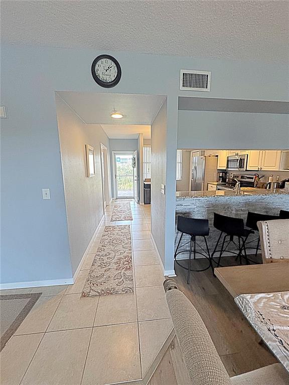 Building Photo - 1200 Country Club Dr