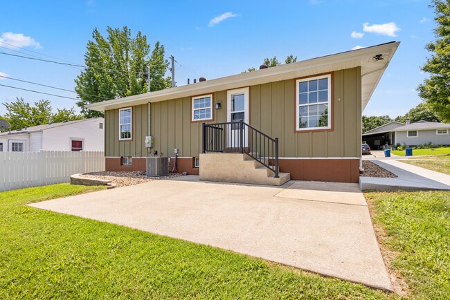 Building Photo - 2628 Linden Pl