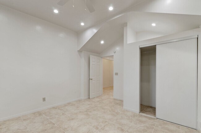 Building Photo - 941 E Edison St