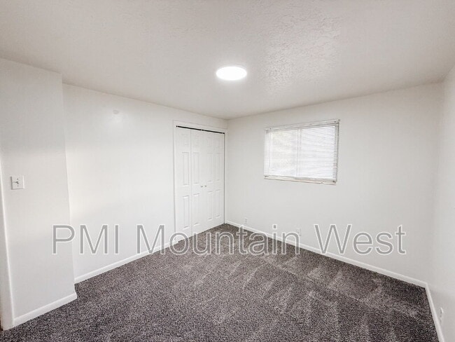 Building Photo - 698 Doren Dr