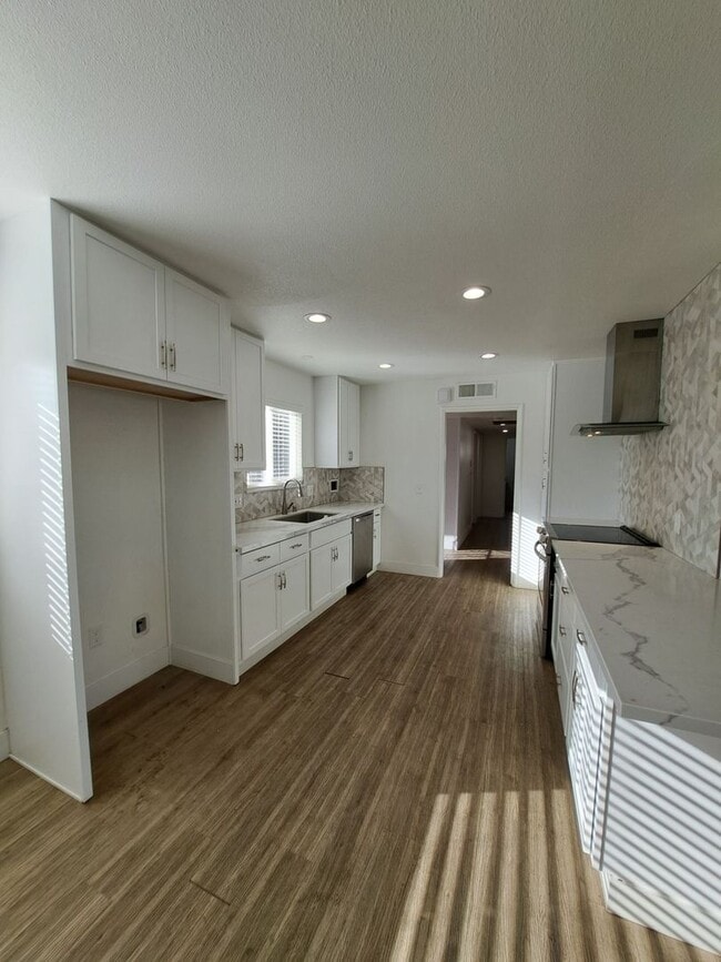 Building Photo - Beautiful 6-Bedroom Home with Pool & Outdo...