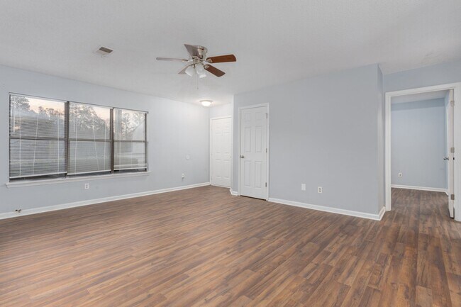 Building Photo - Charming 2 bedroom, 2 bathroom home locate...