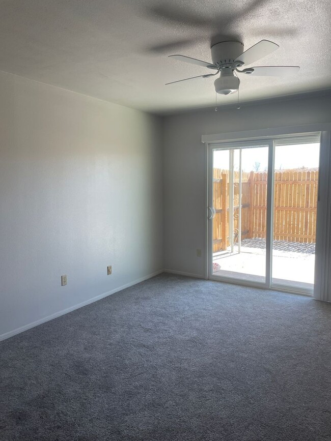 Building Photo - New remodeled townhome!
