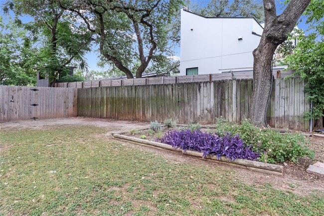 Building Photo - 1805 Bouldin Ave