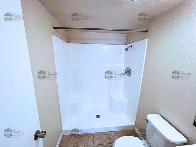 Building Photo - 3 Bed/2 Bath Two Story Townhome in Gated Community