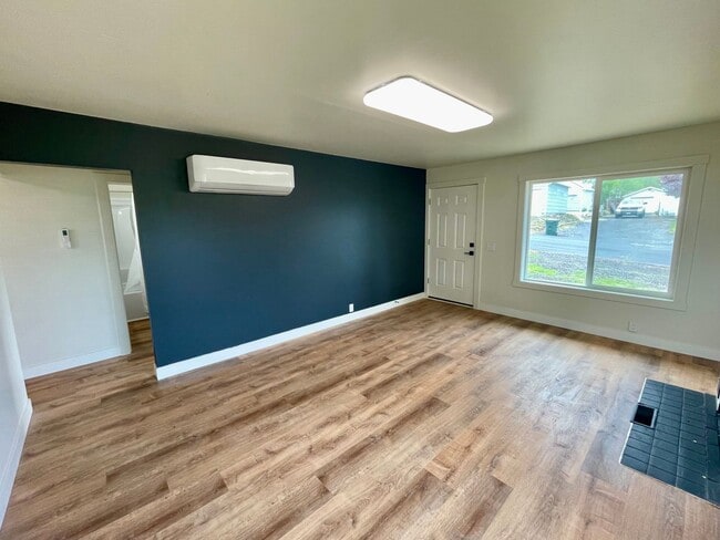 Building Photo - Updated Cottage in Pilot Rock