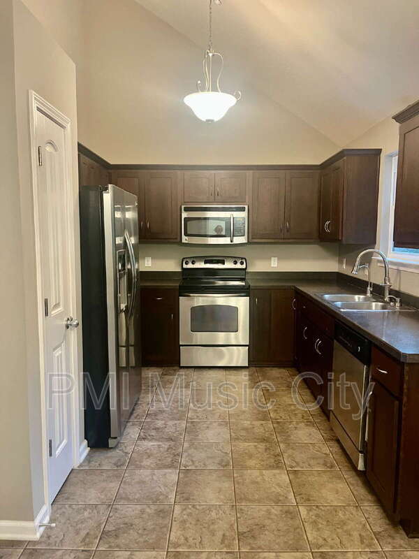 Building Photo - 225 Hickory Dr