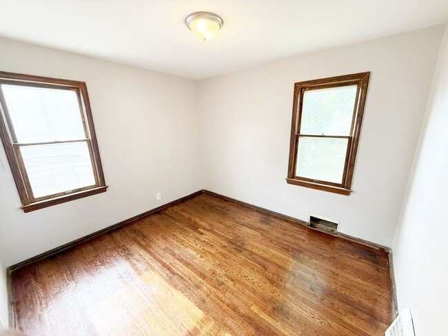 Building Photo - 3 BED 1 BATH BEAUTIFUL SINGLE FAMILY HOME ...