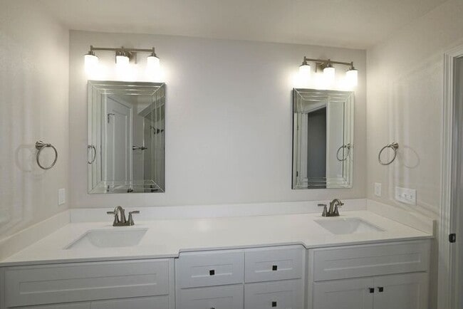 Building Photo - 7628 Woodford Ave