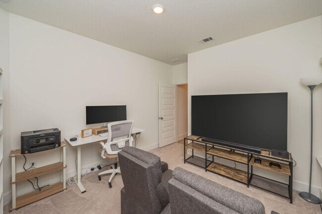 Building Photo - 3 Bedroom plus office/flex space in Crestv...