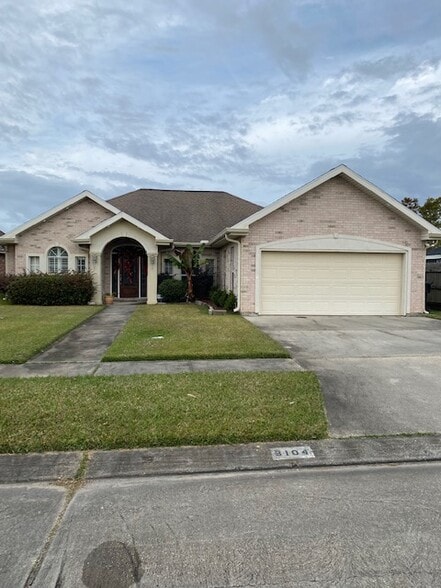 Primary Photo - 3104 Moss Ln