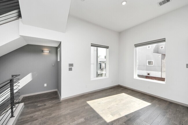 Building Photo - 2302 Johnson St