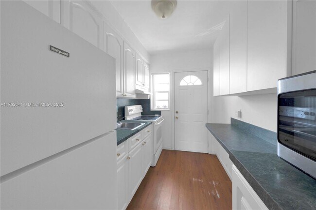 Building Photo - 3401 SW 10th St
