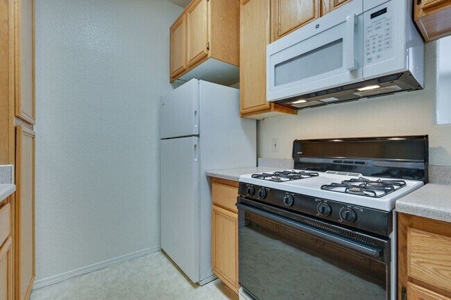 Building Photo - NE Near Nellis! Gated! Community Pool, Spa...