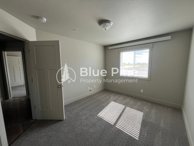Building Photo - 3565 E Gample Ave