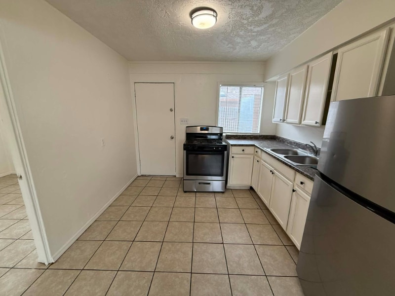 Building Photo - 460 E Delano St