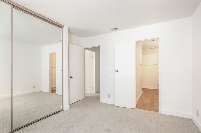 Building Photo - Townhome in Lake Forest