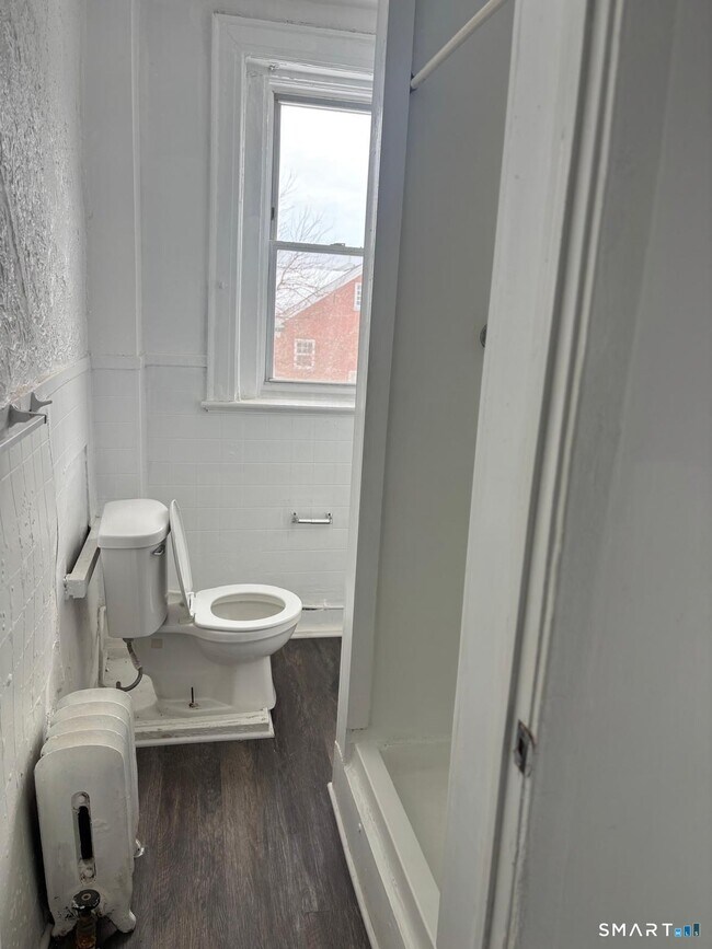 Building Photo - 86 Pequonnock St