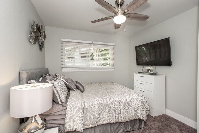 Building Photo - NEWLY RENOVATED 2BDRM TOWNHOMES