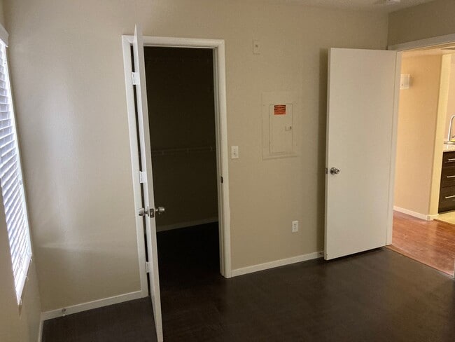 Building Photo - Gated community just minutes south of the ...