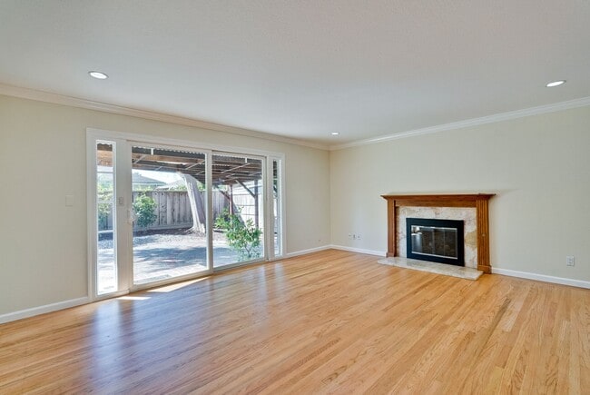 Building Photo - Charming & Refreshed Well-Maintained 4 Bed...