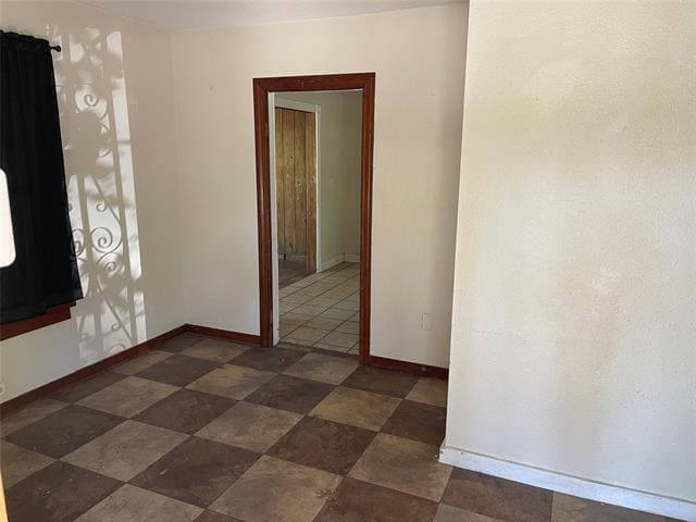 Building Photo - 2420 Oakwood Terrace