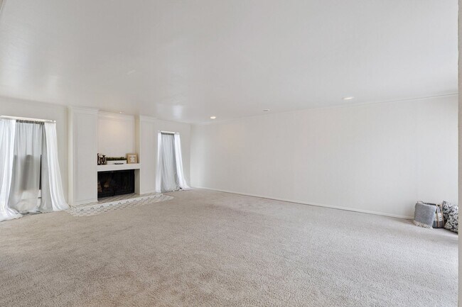 Building Photo - 2400 Sq Ft Condo for Rent Near Shopping
