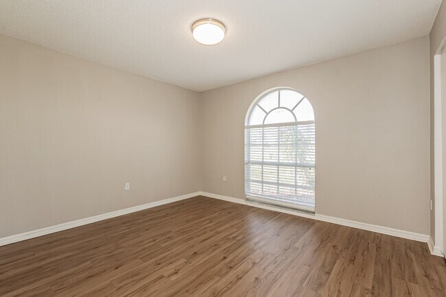 Building Photo - 38926 Carr Dr